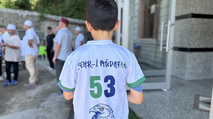 caykur-rizespor-sehr-i-mudafaa-taraftarlar-grubu-zavendikli-mustafa-hoca-kopuzlar-kuran-kursu-ve-pehlivantasi-mahallesi-camii-yaz-kuran-kursu-ogrencilerine-forma-hed.jpg