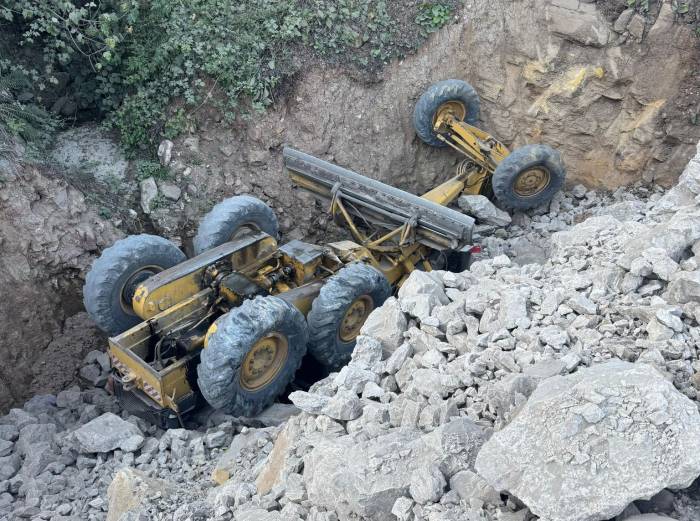 Ordu’da Freni Patlayan İş Makinası Uçuruma Yuvalandı: O Anlar Kamerada