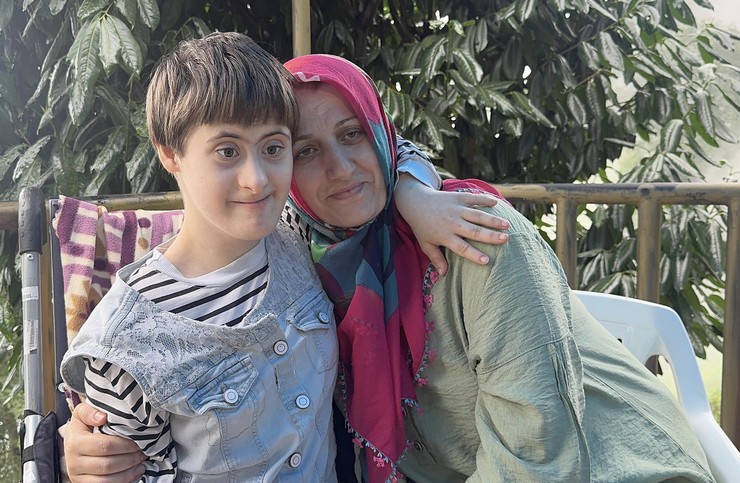 rizenin-cayeli-ilcesinde-down-sendromlu-kizini-patika-yolu-kullanarak-evlerine-goturen-anne-elif-kork-yol-yapilmasi-talebinde-bulundu-1.jpg