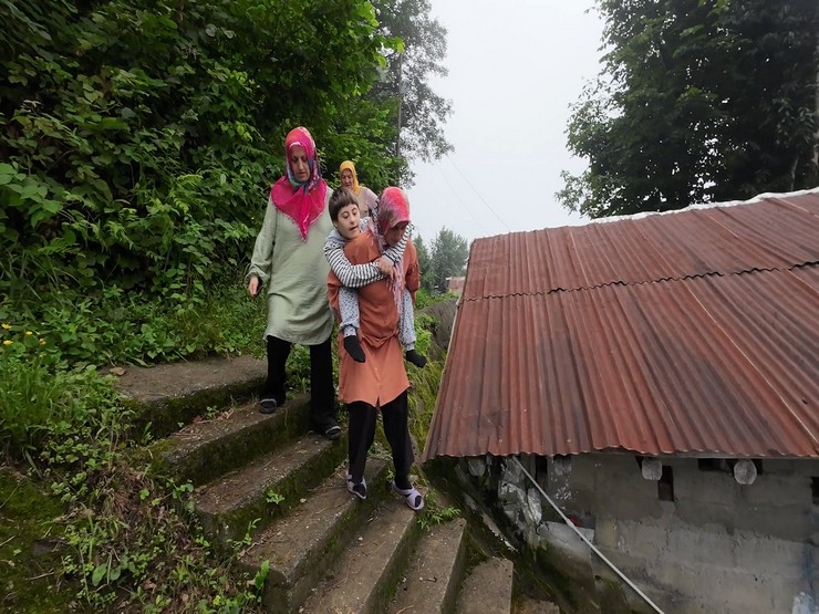 rizenin-cayeli-ilcesinde-down-sendromlu-kizini-patika-yolu-kullanarak-evlerine-goturen-anne-elif-kork-yol-yapilmasi-talebinde-bulundu-15.jpg