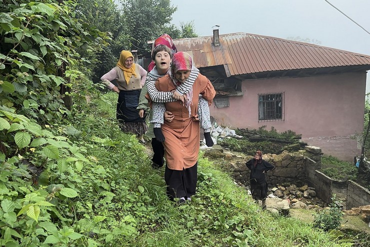 rizenin-cayeli-ilcesinde-down-sendromlu-kizini-patika-yolu-kullanarak-evlerine-goturen-anne-elif-kork-yol-yapilmasi-talebinde-bulundu-2.jpg