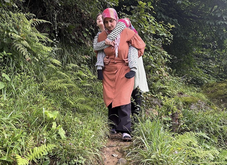 rizenin-cayeli-ilcesinde-down-sendromlu-kizini-patika-yolu-kullanarak-evlerine-goturen-anne-elif-kork-yol-yapilmasi-talebinde-bulundu-3.jpg
