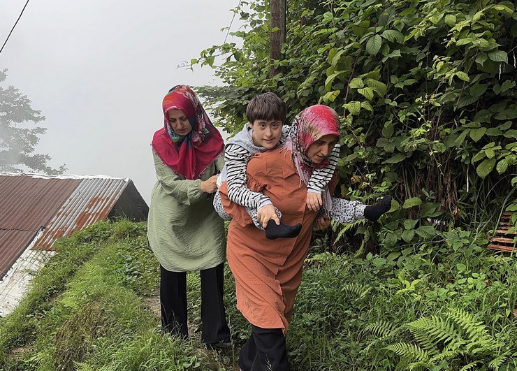 rizenin-cayeli-ilcesinde-down-sendromlu-kizini-patika-yolu-kullanarak-evlerine-goturen-anne-elif-kork-yol-yapilmasi-talebinde-bulundu-4.jpg