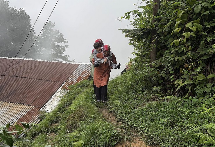 rizenin-cayeli-ilcesinde-down-sendromlu-kizini-patika-yolu-kullanarak-evlerine-goturen-anne-elif-kork-yol-yapilmasi-talebinde-bulundu-5-001.jpg
