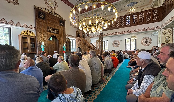 rizenin-dogayla-ic-ice-ilcelerinden-ikizdereye-bagli-eskice-koyunde-yapimi-tamamlanan-cami-duzenlenen-programin-ardindan-kilinan-ilk-cuma-namaziyla-birlikte-ibadete-9.jpg