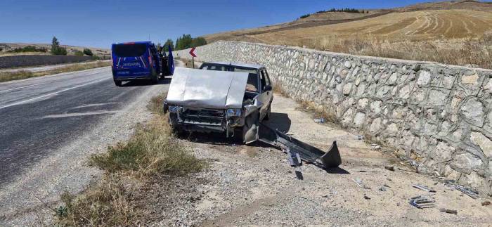 Kontrolden Çıkan Fiat Tofaş Otomobil Duvara Çarptı: 2 Yaralı