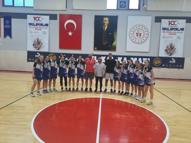 rize-kiz-basketbol-takimi-anadolu-yildizlar-ligi-analig-yari-final-musabakalarinda-buyuk-bir-basari-elde-ederek-turkiye-finallerine-katilmaya-hak-kazandi.jpg