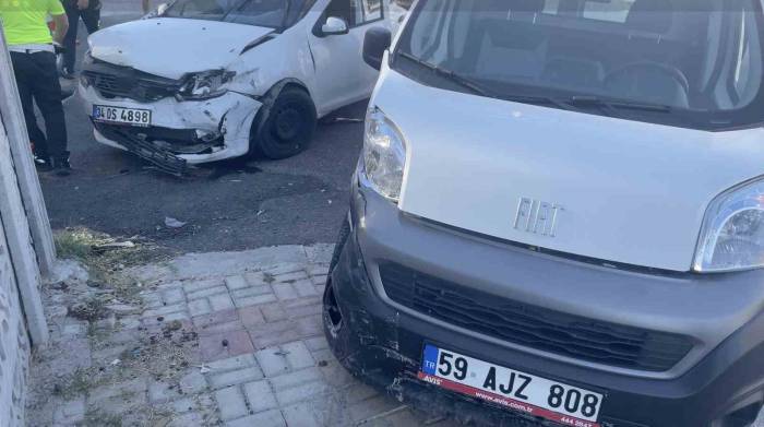 Tekirdağ’da Otomobil Hafif Ticari Araçla Kafa Kafaya Çarpıştı: 1 Yaralı