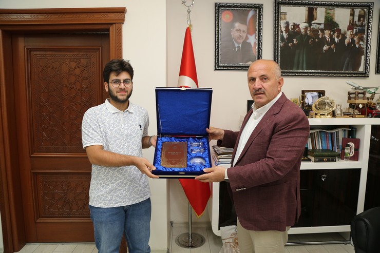 rizede-cayeli-belediye-baskani-ismail-hakki-ciftci-2025-yilinda-gerceklestirilen-merkezi-sinavlarda-ustun-basari-gosteren-ogrencileri-makaminda-agirladi-2.jpg