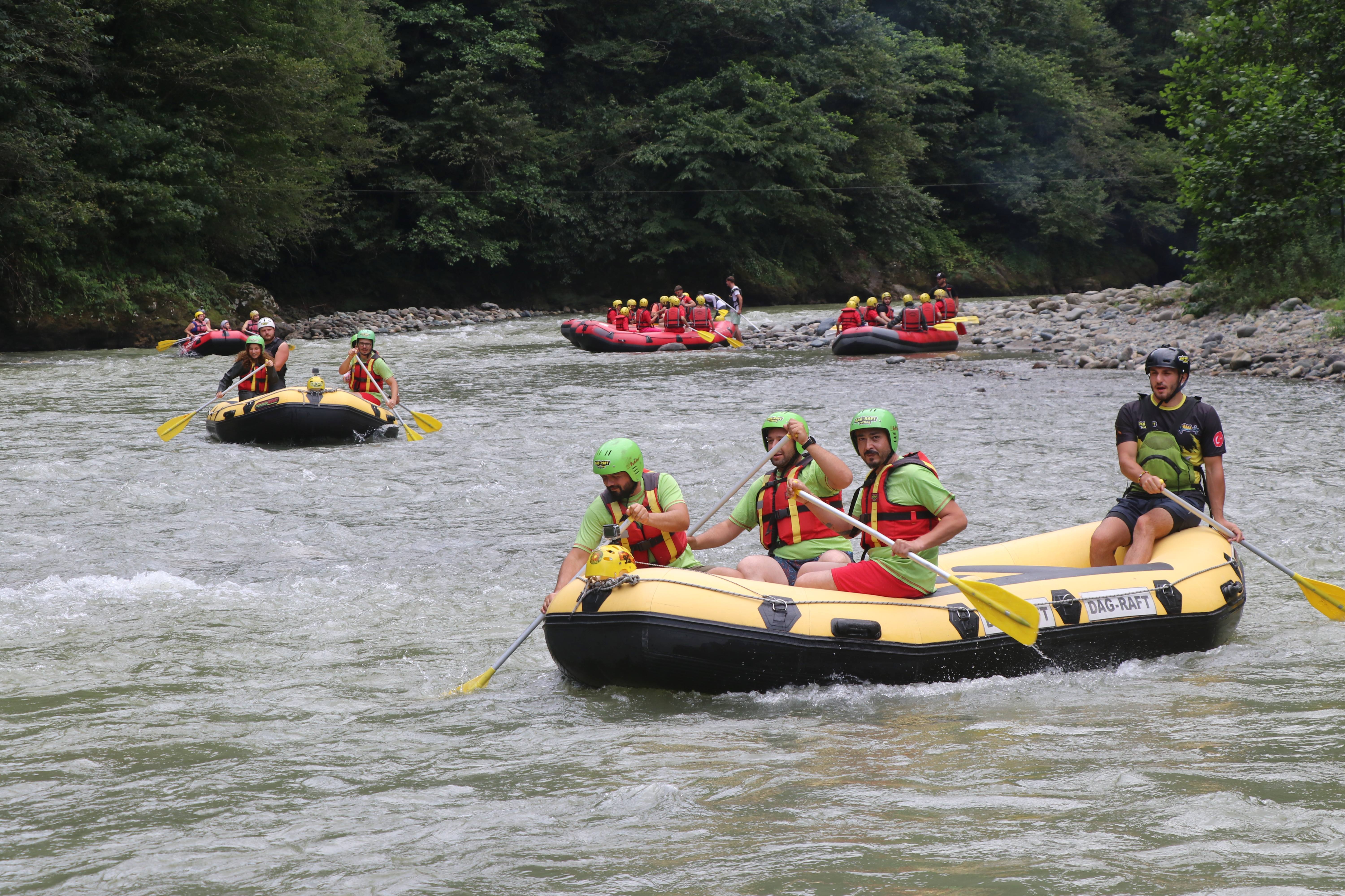 aa-20250820-38873353-38873342-rizede-yerli-ve-yabanci-turistlerin-rafting-keyfi.jpg