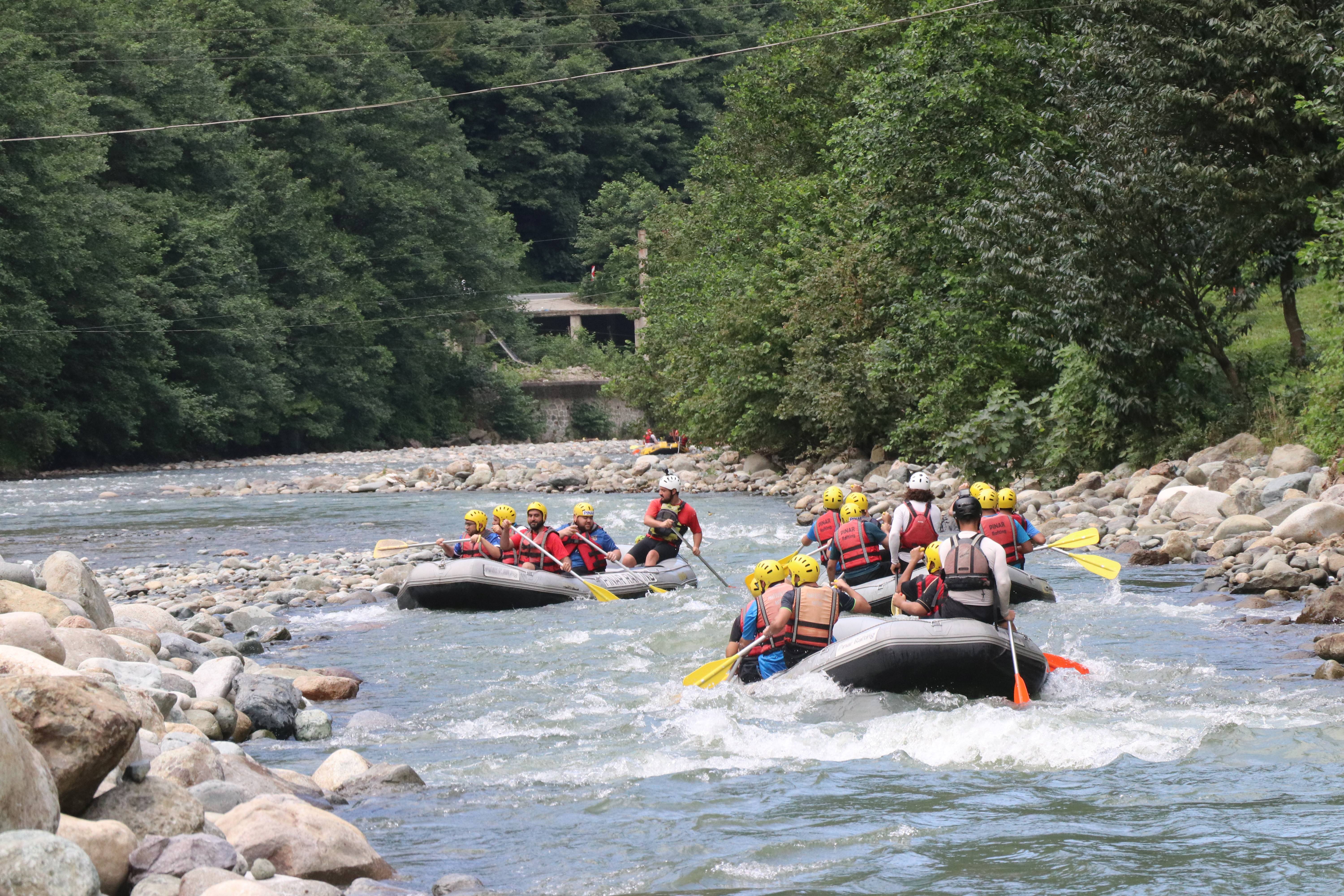 aa-20250820-38873353-38873343-rizede-yerli-ve-yabanci-turistlerin-rafting-keyfi.jpg