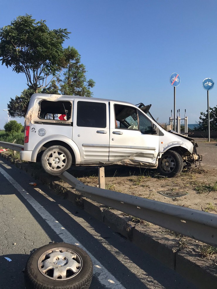 rizenin-pazar-ilcesinde-hafif-ticari-aracin-yol-kenardaki-bariyerlere-carptigi-kazada-2-kisi-yaralandi-1.jpg
