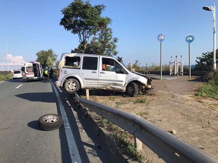 rizenin-pazar-ilcesinde-hafif-ticari-aracin-yol-kenardaki-bariyerlere-carptigi-kazada-2-kisi-yaralandi-2.jpg