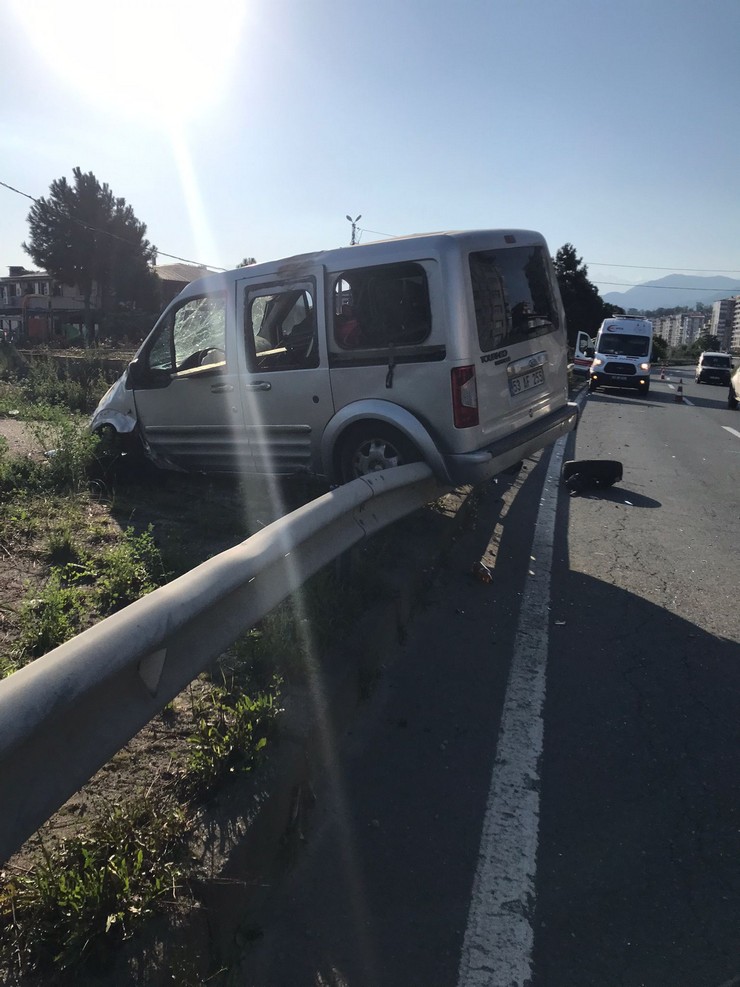 rizenin-pazar-ilcesinde-hafif-ticari-aracin-yol-kenardaki-bariyerlere-carptigi-kazada-2-kisi-yaralandi-3.jpg