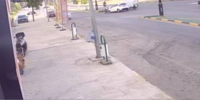 Hafif Ticari Araçla Çarpışan Otomobil Apartmanın Bahçesine Uçtu: 3 Yaralı