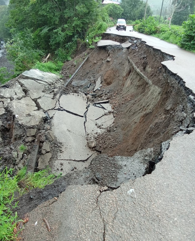 artvinde-heyelan-nedeniyle-2-koy-yolu-ulasima-kapandi-4.jpg