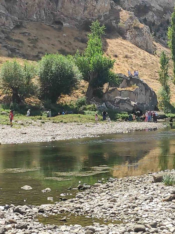 Kuzenini Kurtarırken Boğulma Tehlikesi Atlatan Genç Hayatını Kaybetti