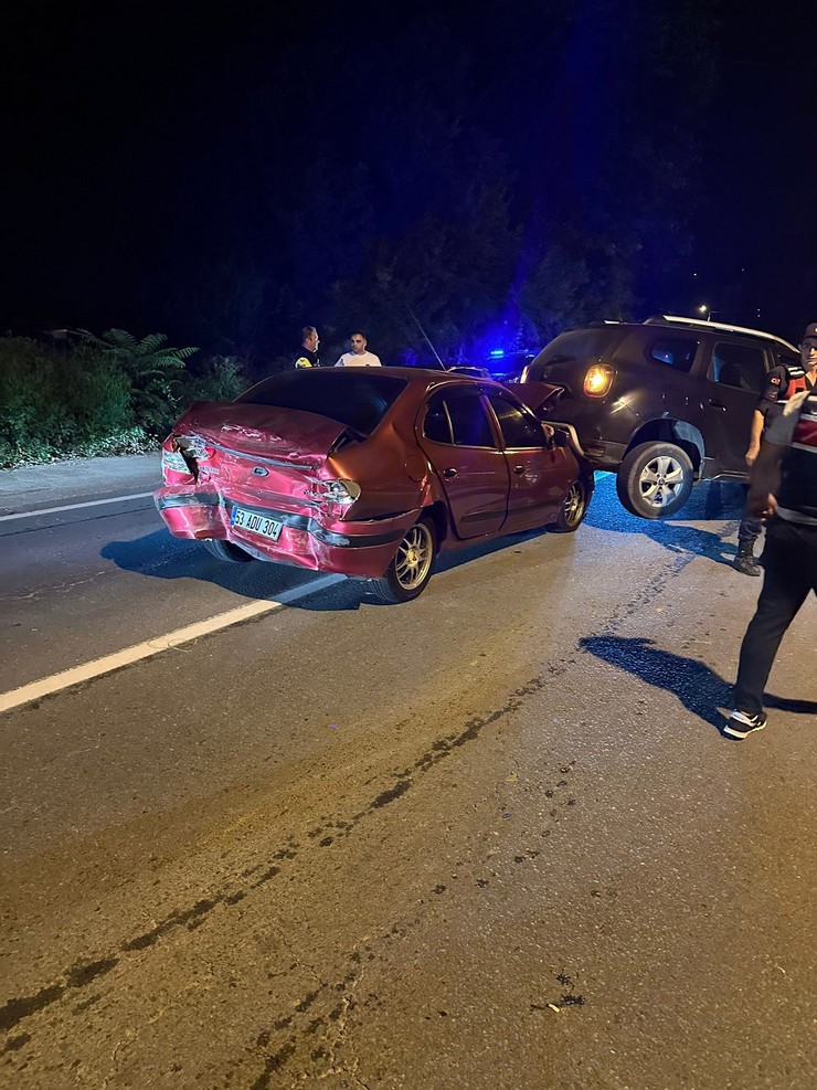 rizenin-ardesen-ilcesinde-meydana-gelen-zincirleme-trafik-kazasinda-ilk-belirlemelere-gore-5-kisi-yaralandi-2.jpg
