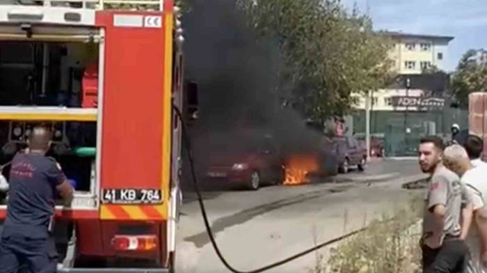 Park Halindeki İki Otomobil Alev Alev Yandı