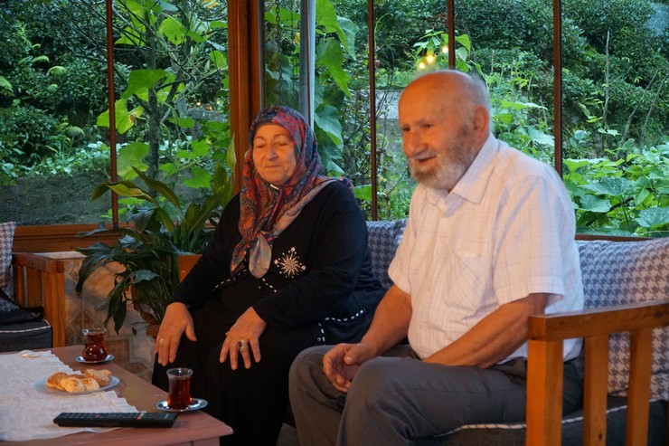 rizede-yasayan-ahmet-87-ile-mukerrem-kanbur-81-cifti-63-yillik-evlilikleriyle-ornek-oluyor.jpg