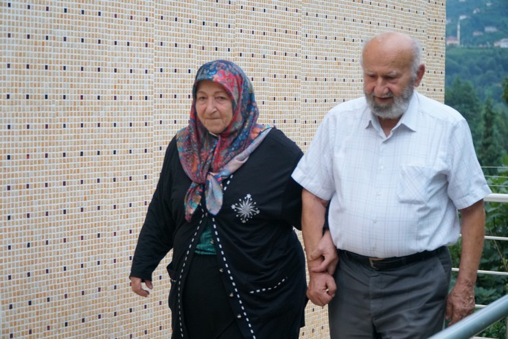 rizede-yasayan-ahmet-89-ile-mukerrem-kanbur-81-cifti-63-yillik-evlilikleriyle-ornek-oluyor.jpg