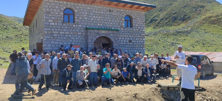 rizede-kocduzu-yaylasinda-yapimi-tamamlanan-cami-ibadete-acildi-2.jpg
