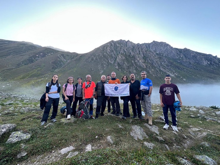 turk-noroloji-dernegi-ile-turk-algoloji-dernegi-tarafindan-28-30-agustos-tarihleri-arasinda-kackar-daglarinda-agri-tedavisi-icin-farkindalikla-kackar-tirmanisi-etkin-5.jpg