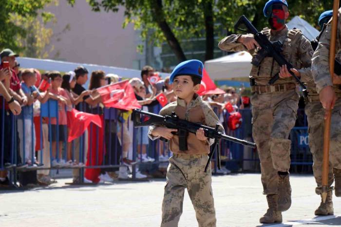 30 Ağustos Kutlamalarına Minik Komando Damga Vurdu