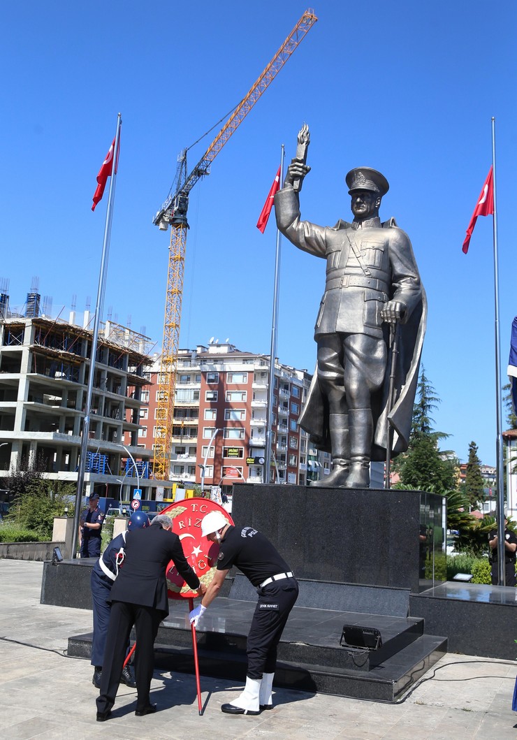 rizede-30-agustos-zafer-bayrami-ve-turk-silahli-kuvvetleri-gunu-dolayisiyla-valilik-onunde-toren-duzenlendi-5.jpg