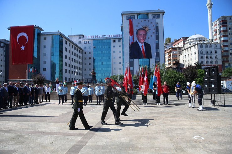 rizede-30-agustos-zafer-bayrami-ve-turk-silahli-kuvvetleri-gunu-dolayisiyla-valilik-onunde-toren-duzenlendi-6.jpg