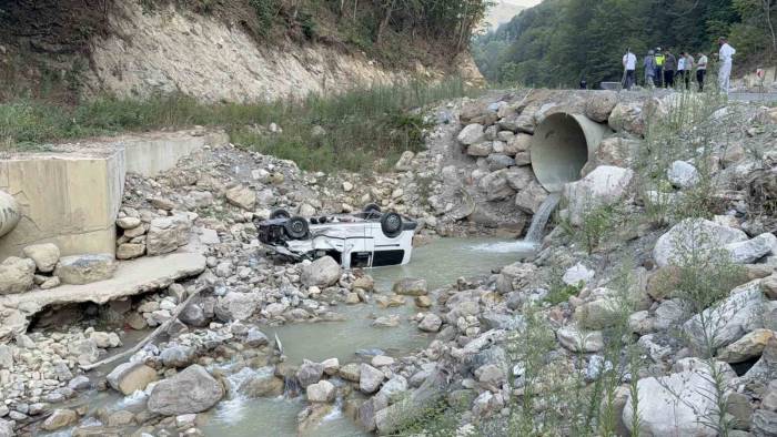 Piknikten Dönen Ailenin Aracı Dereye Uçtu: 6 Yaralı