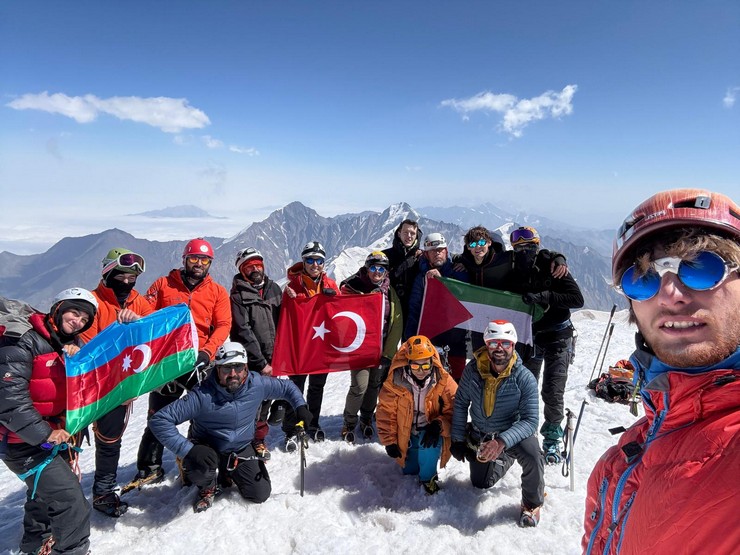 kazbek-dagina-tirmanan-rizeli-dagcilardan-filistine-destek-2.jpg