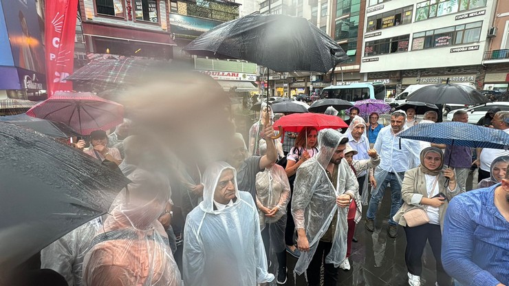 cumhuriyet-halk-partisi-chp-rize-il-baskanligi-istanbul-il-baskanligina-kayyum-atanmasi-kararini-protesto-etmek-amaciyla-bir-yuruyus-ve-basin-aciklamasi-duzenledi-1-001.jpg