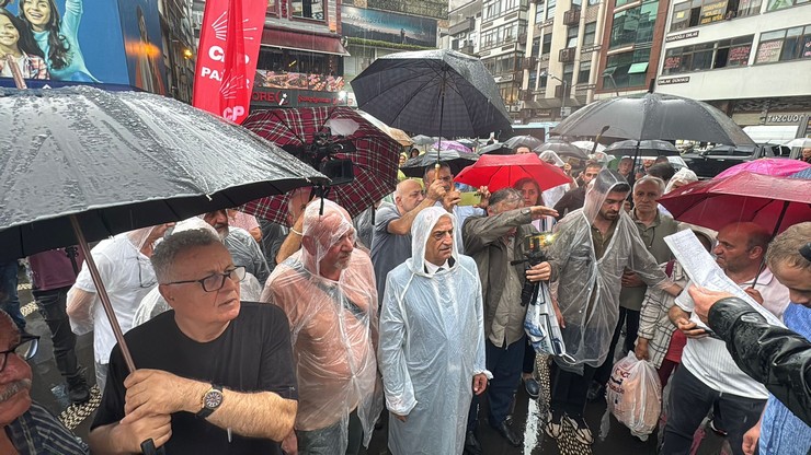 cumhuriyet-halk-partisi-chp-rize-il-baskanligi-istanbul-il-baskanligina-kayyum-atanmasi-kararini-protesto-etmek-amaciyla-bir-yuruyus-ve-basin-aciklamasi-duzenledi-1-5.jpg