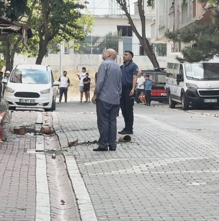 Evini Yakmaya Çalıştı, Müdahale Eden Polise Saksı Attı