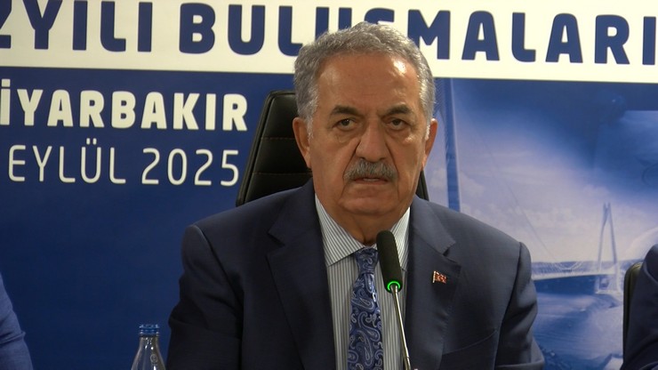 ak-parti-genel-baskan-yardimcisi-hayati-yazici-turkiye-bulusmalari-kapsaminda-partisinin-diyarbakir-il-baskanliginda-duzenlenen-programa-katildi-1.jpg