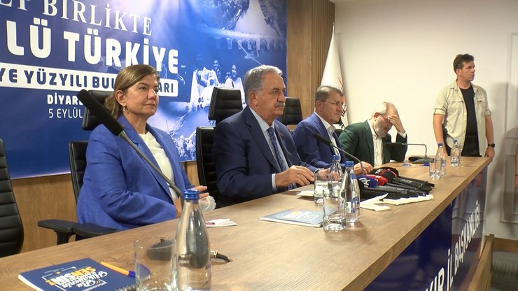 ak-parti-genel-baskan-yardimcisi-hayati-yazici-turkiye-bulusmalari-kapsaminda-partisinin-diyarbakir-il-baskanliginda-duzenlenen-programa-katildi-3.jpg