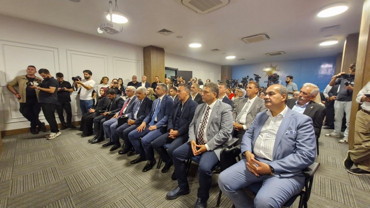 ak-parti-genel-baskan-yardimcisi-hayati-yazici-turkiye-bulusmalari-kapsaminda-partisinin-diyarbakir-il-baskanliginda-duzenlenen-programa-katildi-4.jpg