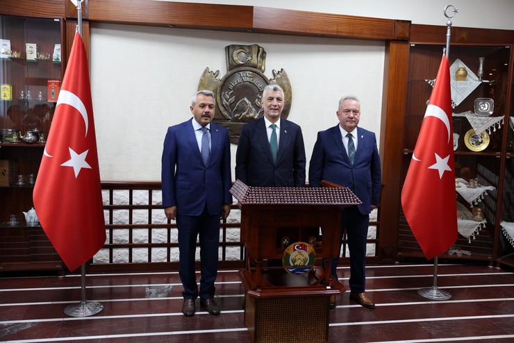 ticaret-bakani-omer-bolat-rizede-cesitli-ziyaretler-gerceklestirdi-11.jpg