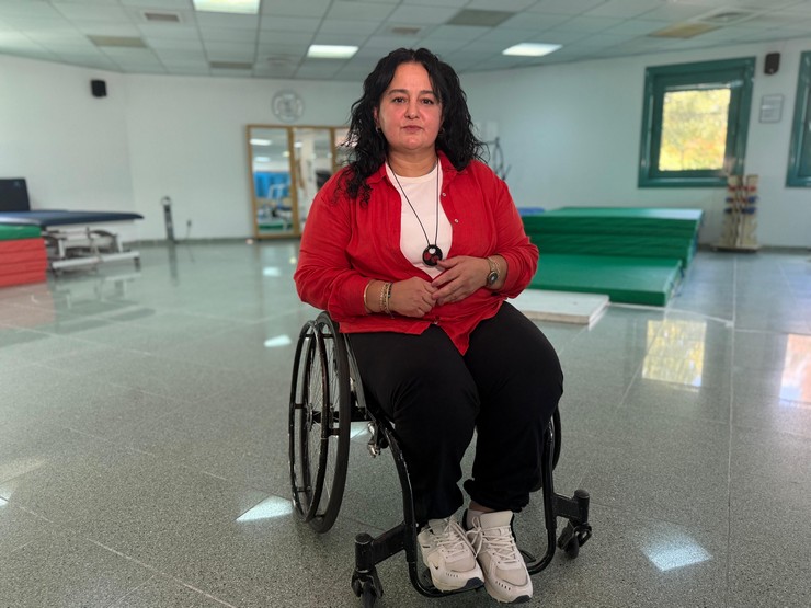 rizede-yuksekten-dusme-sonucu-omuriliginde-olusan-hasar-nedeniyle-13-yasindan-itibaren-tekerlekli-sandalye-kullanan-ve-27-yil-evden-cikmayan-hacere-korkmazin-53-haya.jpg