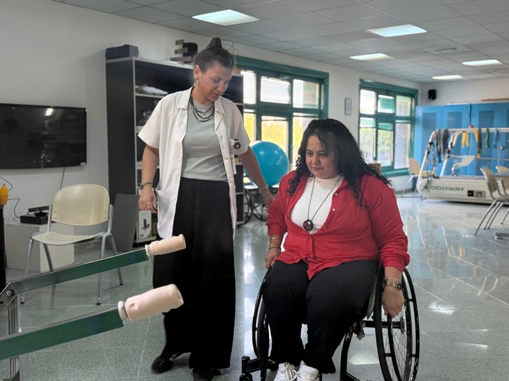 rizede-yuksekten-dusme-sonucu-omuriliginde-olusan-hasar-nedeniyle-13-yasindan-itibaren-tekerlekli-sandalye-kullanan-ve-27-yil-evden-cikmayan-hacere-korkmazin-61-haya.jpg