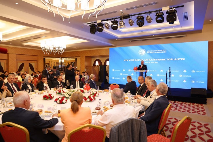 ticaret-bakani-omer-bolat-rizede-stk-ve-is-insanlari-ile-istisare-toplantisinda-konustu-1.jpg