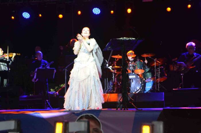 Gömeç’in Kurtuluş Gününde Candan Erçetin Coşturdu