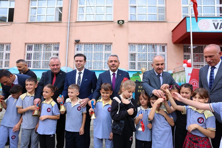 rizede-2025-2026-egitim-ogretim-yilinin-baslamasi-dolayisiyla-vakiflar-ilkokulunda-acilis-toreni-duzenlendi-1.jpg