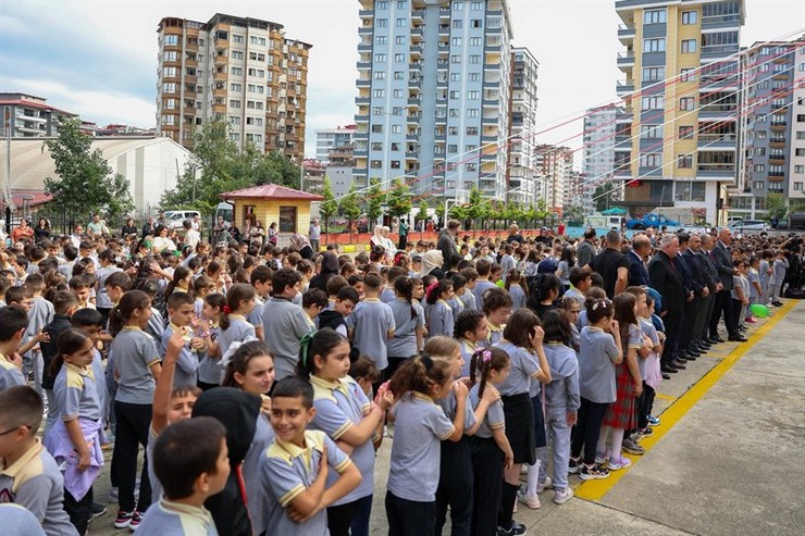 rizede-2025-2026-egitim-ogretim-yilinin-baslamasi-dolayisiyla-vakiflar-ilkokulunda-acilis-toreni-duzenlendi-2.jpg