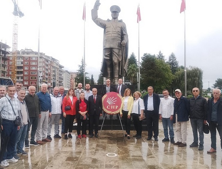 cumhuriyet-halk-partisinin-chp-kurulusunun-102-yildonumu-rize-cumhuriyet-alaninda-duzenlenen-torenle-kutlandi-2.jpg