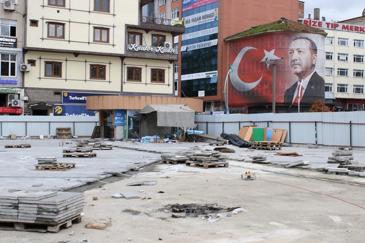 rize-meydanindaki-tadilat-calismalari-planlanan-tamamlanma-tarihi-olan-30-agustosu-asmasina-ragmen-henuz-bitirilemedi-2.jpg