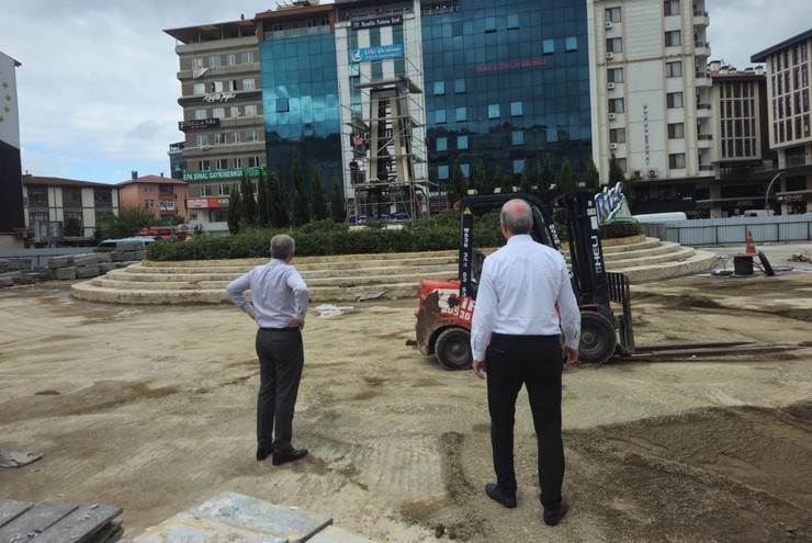 rize-meydanindaki-tadilat-calismalari-planlanan-tamamlanma-tarihi-olan-30-agustosu-asmasina-ragmen-henuz-bitirilemedi-3.jpg
