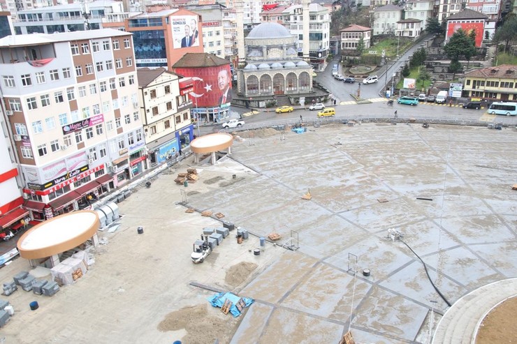 rize-meydanindaki-tadilat-calismalari-planlanan-tamamlanma-tarihi-olan-30-agustosu-asmasina-ragmen-henuz-bitirilemedi-4.jpg