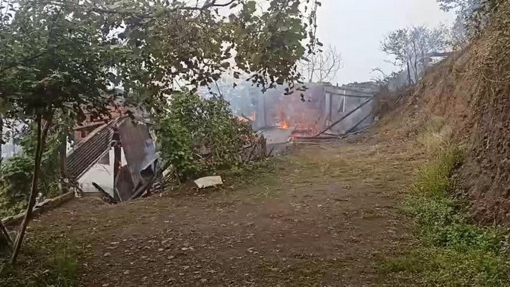 artvinin-borcka-ilcesinde-beton-ahsap-karisimli-2-katli-ev-cikan-yanginda-kullanilamaz-hale-geldi-3.jpg